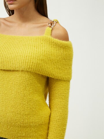 Pullover di Influencer in giallo