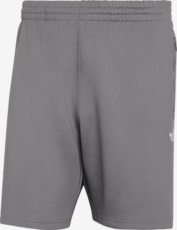 ADIDAS ORIGINALS - Regular Calças 'Trefoil Essentials' em cinzento: frente