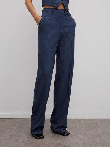 RÆRE by Lorena Rae Loose fit Pleated Pants in Blue: front