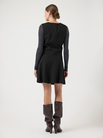 Gonna 'YASRiu' di YAS in nero