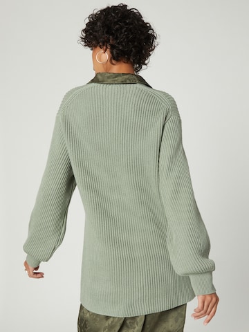 A LOT LESS - Pullover 'Emmy' em verde