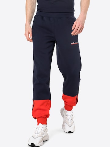 ADIDAS ORIGINALS Tapered Broek in Blauw: voorkant