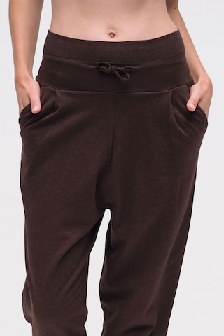 Kismet Yogastyle Tapered Sporthose in Braun