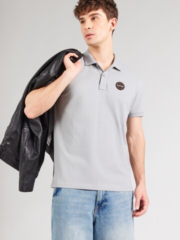 NAPAPIJRI Póló 'EPY' - szürke: elől