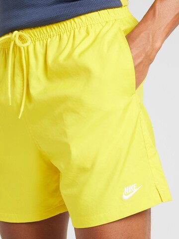 Nike Sportswear - Loosefit Pantalón 'Club' en amarillo
