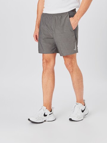 regular Pantaloni sportivi 'Challenger' di NIKE in grigio: frontale