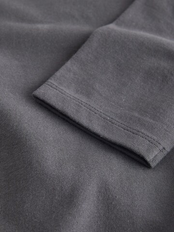 Next Shirt in Grau
