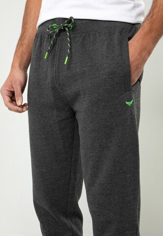 Threadbare Tapered Sweathose 'Trifoliate' in Schwarz