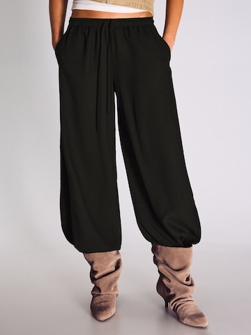 Bershka Barrel Housut värissä musta: etupuoli