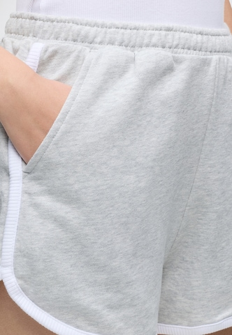 GAP Regular Shorts in Grau