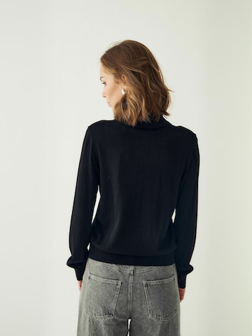 Pulover ' N-Maxine ' de la Noella pe negru