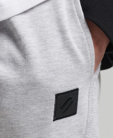 Effilé Pantalon 'Code Tech' Superdry en gris