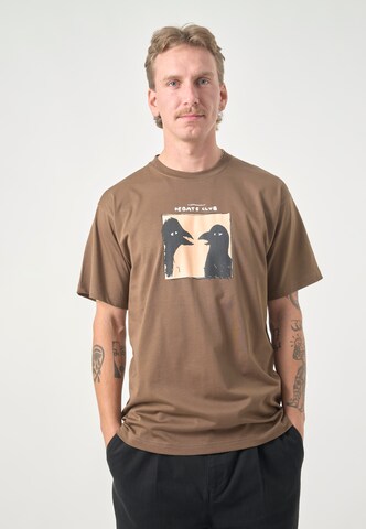 Cleptomanicx T-Shirt 'Classic Tee Debate Club' in Braun: Vorderseite