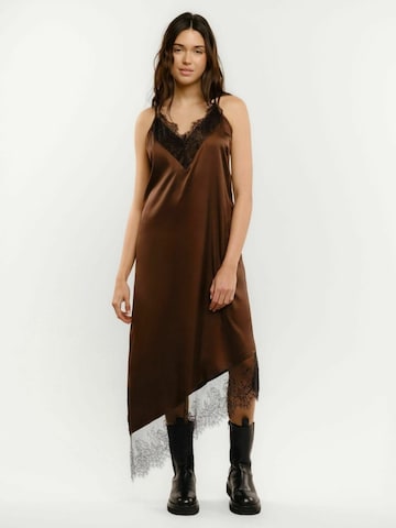 Liberte Essentiel Jurk ' LOLA ' in Bruin: voorkant