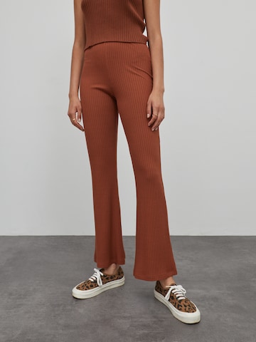 évasé Pantalon 'Benni' EDITED en marron : devant