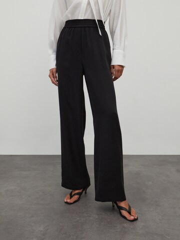 EDITED Wide leg Broek 'Franka' in Zwart: voorkant