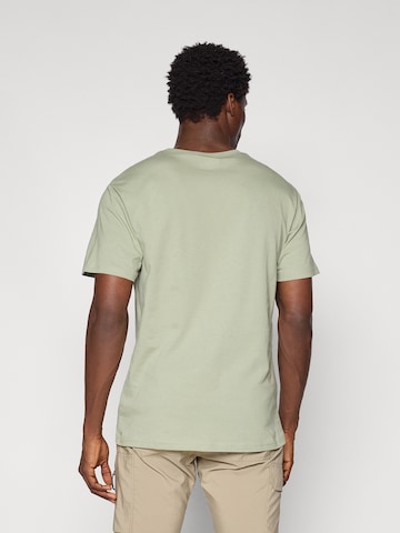 COLUMBIA Функционална тениска в зелено: отзад