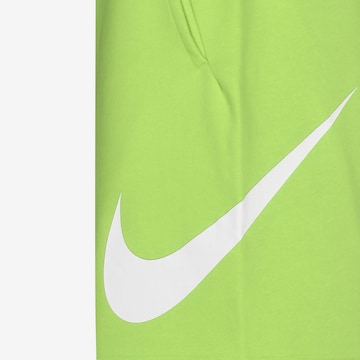 Regular Pantaloni 'Club' de la Nike Sportswear pe verde