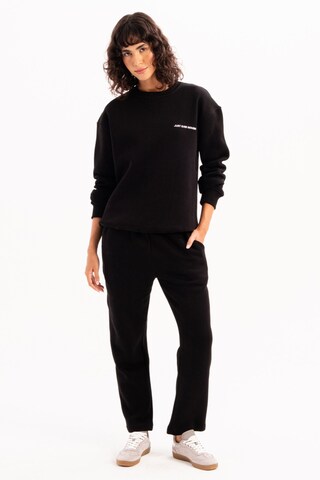 Justever Sweatshirt in Schwarz: Vorderseite