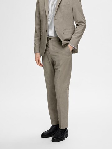 SELECTED HOMME Regular Trousers with creases 'Liam' in Brown: front