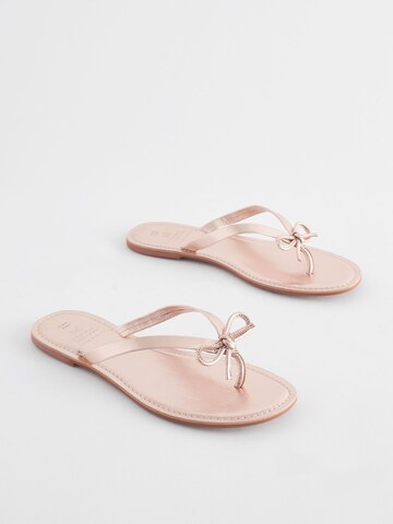 Next - Sandalias de dedo 'Forever Comfort®' en oro
