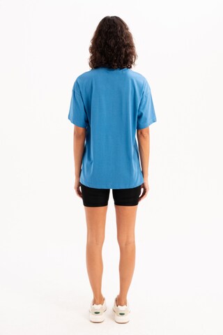 T-shirt Justever en bleu