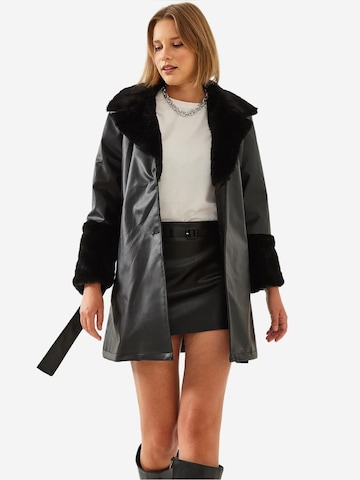 Cappotto di mezza stagione di Bianco Lucci in nero
