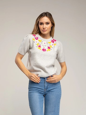 Tantra - Jersey 'Jersey de manga corta con flores bordadas y frunce en el hombro (GRIS)' en gris