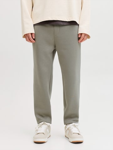 JACK & JONES Tapered Trousers 'JPSTGORDON JJBRADLEY' in Grey: front