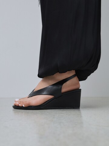 juoda Next Šlepetės per pirštą 'Forever Comfort®'