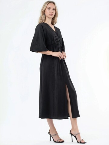 Busem Midi Kleid in Schwarz