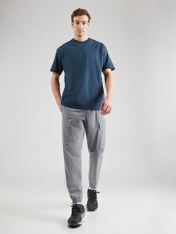 Nike Sportswear Koszulka 'PREMIUM ESSENTIALS' w kolorze niebieski