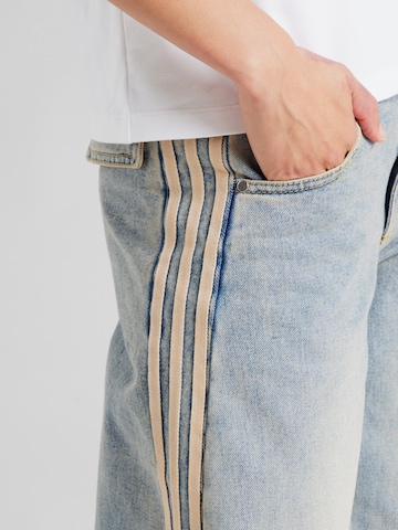 ADIDAS ORIGINALSBaggy Traperice 'ESS' - plava boja
