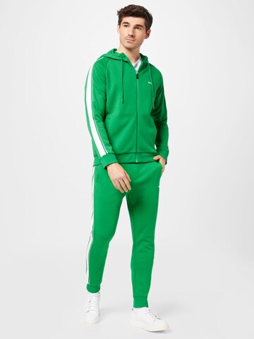BOSS Green Облекло за бягане в зелено: отпред