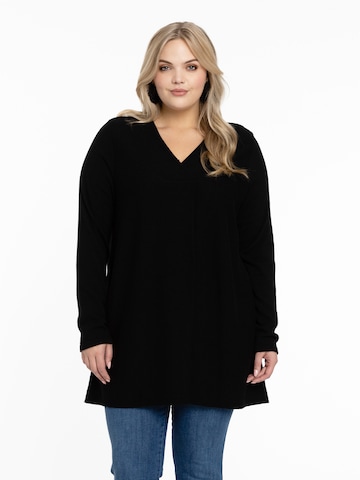 Yoek Sweater in Black: front