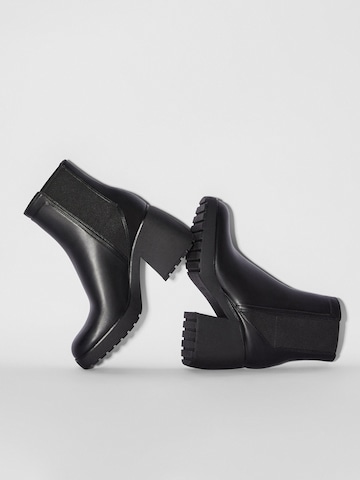 Bershka Chelsea boots in Zwart