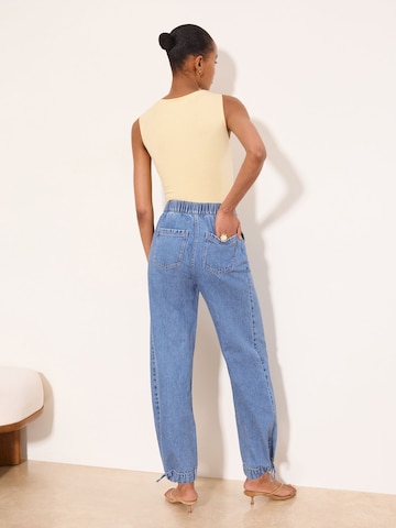 Tapered Jeans con pieghe di Lipsy in blu