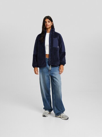 Bershka Přechodná bunda – modrá
