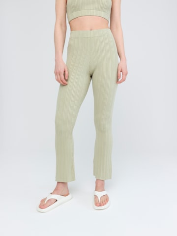 Flared Pantaloni 'Mavis' di EDITED in verde: frontale