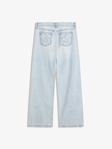 Bershka Baggy Jeans in Blue: front
