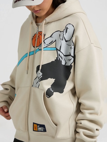 Hanorac de la AND1 pe bej