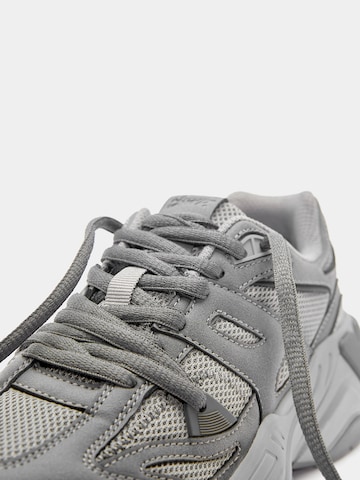 Pull&Bear Sneaker in Grau