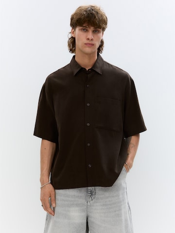 Fit confort Chemise Pull&Bear en marron : devant