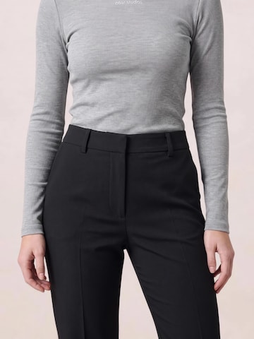 Pantaloni de la noar studios pe negru
