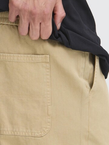 !Solid Regular Chino ' SDLIAM ' in Bruin