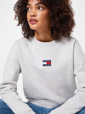 Tommy Jeans كنزة رياضية بلون رمادي