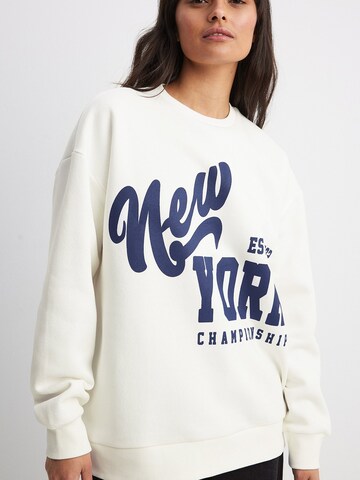 Sweat-shirt NA-KD en blanc : devant