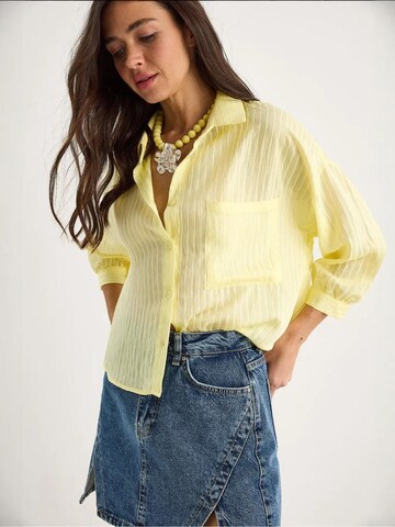 Bianco Lucci Blouse in Yellow: front