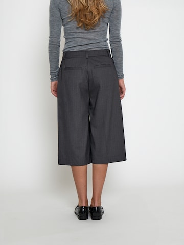 minus - Pierna ancha Pantalón 'Nancy' en gris