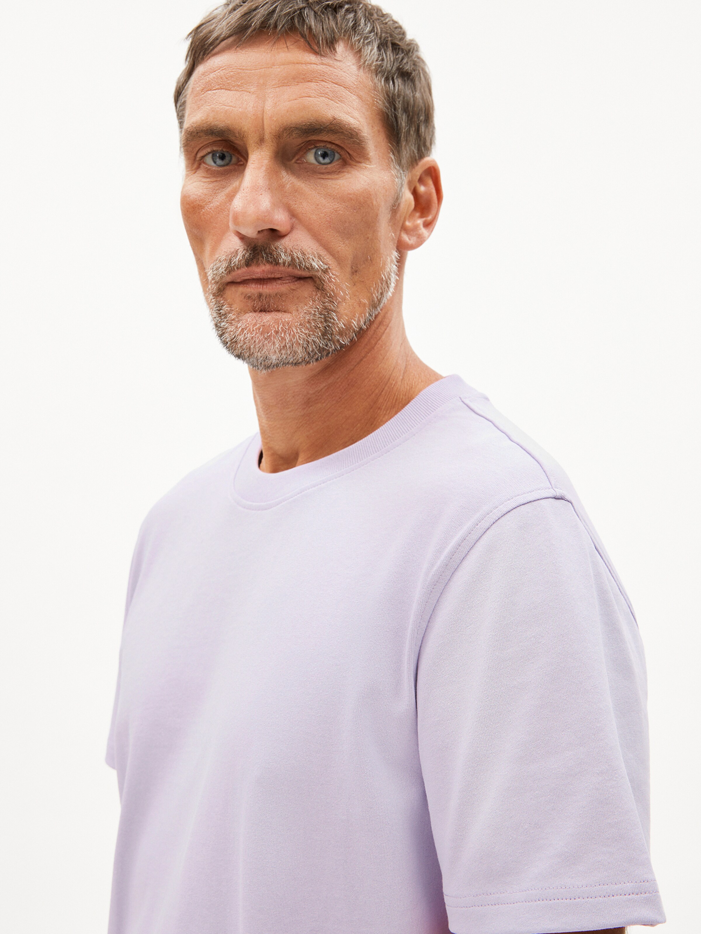 T-Shirt ARMEDANGELS en violet : devant
